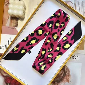 Sciarpa sottile in raso leopardato rosa e nero in una scatola regalo decorativa