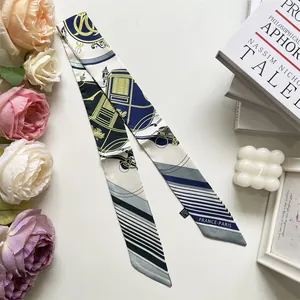 Dettaglio di elegante foulard in seta con stampa classica di carrozze e scritta France-Paris