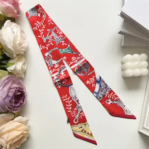 Elegante rode zijden sjaal met ruitersportprint tussen decoratieve rozen en boeken