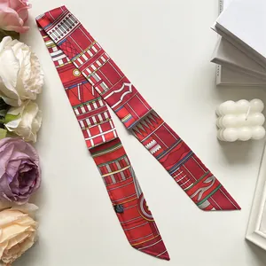 Détail du foulard en soie rouge à motif géométrique avec décoration élégante sur table