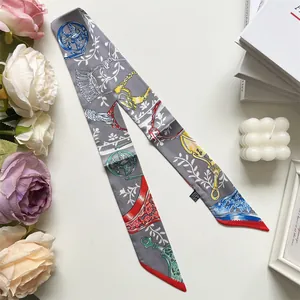 Detailopname van de elegante zijden sjaal met paardentuigpatronen en fijne afwerking