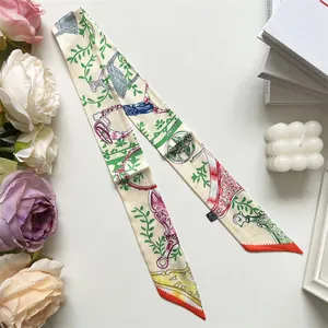 Detail van een satijnen twilly sjaal met hippische print en vintage motieven op wit