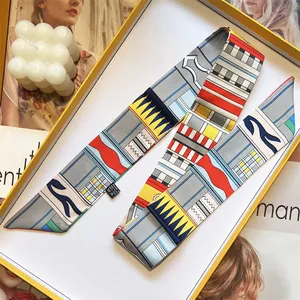 Foulard étroit en soie de style français aux motifs géométriques dans un coffret cadeau jaune