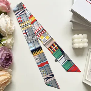 Détail d'un foulard en soie à motif géométrique coloré avec étiquette d'entretien blanc