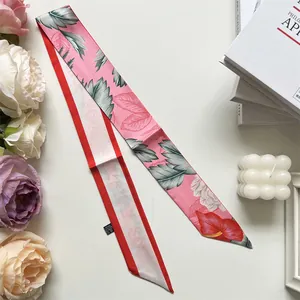 Foulard étroit en soie Twilly à motif floral tropical avec texte Aloha Soul sur table