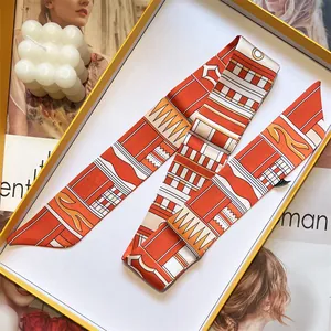 Foulard en soie de style français avec motif géométrique orange dans une boîte cadeau