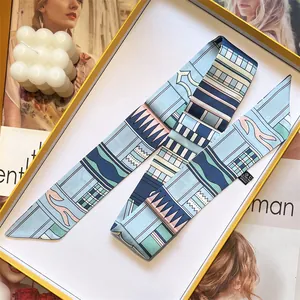 Twilly en satin de style français avec imprimé géométrique bleu ciel et rose
