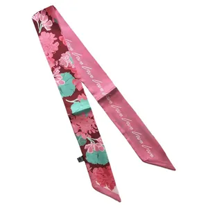 Foulard étroit en soie à fleurs roses avec imprimé Love double face et étiquette de lavage