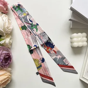 Dettaglio di un foulard in seta stile fumetto con testo France Paris e stampe di eroi