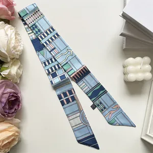 Détail d'un foulard en soie bleu au motif géométrique abstrait avec étiquette de lavage