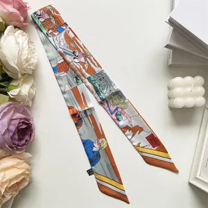 Dettaglio della sciarpa Twilly in finta seta con illustrazioni colorate e scritta Parigi