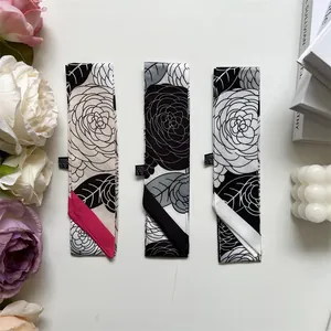 Détails à plat de trois foulards en satin à imprimé floral avec motifs de camélia