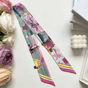 Dettaglio di un foulard in seta twilly stile pop-art con motivo France Paris e accessori