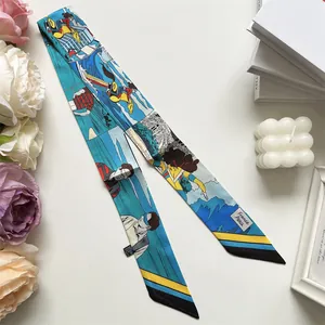 Dettaglio di un foulard in seta colorato con stampa nautica e punte ad angolo acuto