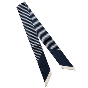 Eleganter gestreifter Seidenschal in Marineblau und Weiß mit diagonalem Schnitt für Damen