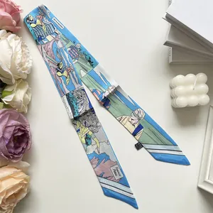 Dettaglio del lungo foulard in seta con motivi a fumetti ed etichetta di lavaggio