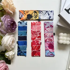 Détails de quatre élégants foulards twilly à imprimé floral pour poignées de sacs