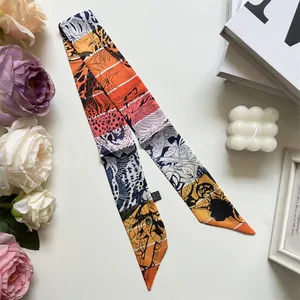 Détail d'un foulard en soie à imprimé léopard et fleurs pour poignée de sac à main
