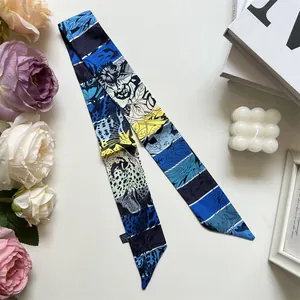 Détail d'un foulard Twilly à imprimé tropical bleu et jaune avec des motifs léopard