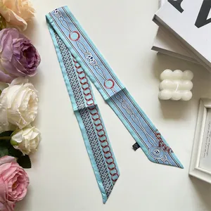 Détail du foulard en soie 100% avec motifs de chaînes bleues et étiquette de tissu