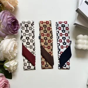 Vue détaillée de foulards twilly en soie à motifs géométriques et décor chic