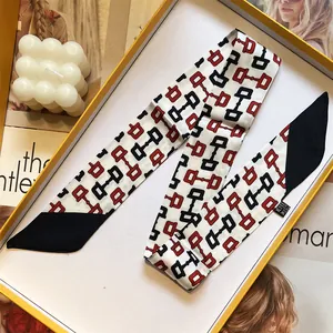 Élégant foulard twilly en soie à motif chaîne rouge et noir dans un coffret cadeau luxe