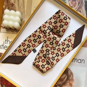 Élégant foulard twilly en soie champagne avec imprimé mors et motifs géométriques pour sacs