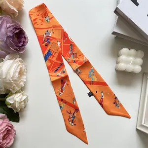 Detalle de pañuelo de seda naranja con ilustraciones de personajes urbanos hechos a mano