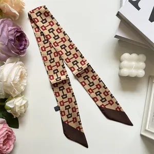 Gros plan d'un foulard en soie champagne à motif chaîne mors et décor floral élégant