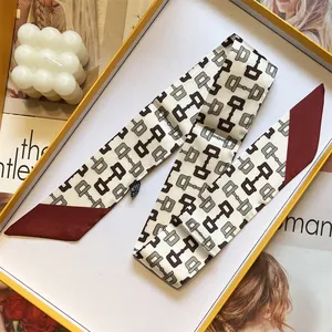Foulard Twilly élégant en soie à motif géométrique beige et bordeaux avec boîte cadeau