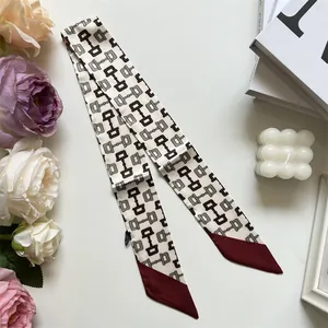 Élégant foulard twilly ivoire avec motif mors et pointes bordeaux sur fond de fleurs