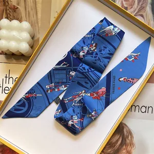 Pañuelo de seda azul con ilustración de estilo francés en una caja de regalo amarilla