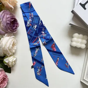 Detalle de bufanda twilly azul real con ilustración de moda francesa y texto de París