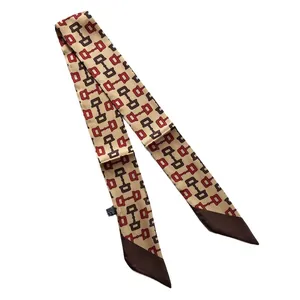 Foulard twilly élégant en soie avec motif mors beige et pointes marron foncé