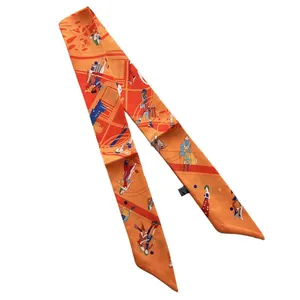 Pañuelo largo y estrecho naranja tacto seda con ilustración de moda en poliéster suave