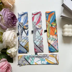 Detalle de pañuelos de poliéster estampado con motivos florales y etiquetas para bolsos