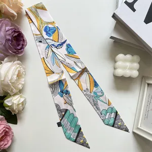 Detalle de pañuelo de seda Twilly con estampado de plumas y elegante decoración del hogar