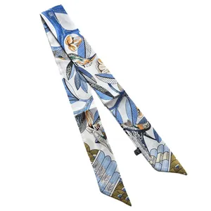 Elegante witte twilly sjaal met blauwe vogel- en bladprint voor haar of tas