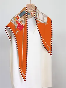 Nahaufnahme eines orangen Seidenschals mit Reitsportmotiven und Streifen am Bügel