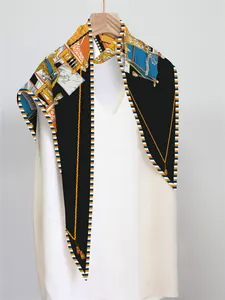 Detailansicht eines Twilly-Seidenschals mit Reitsportmotiven an einem weißen Kleid