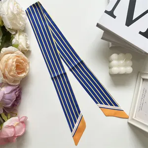 Detail eines blau-gelb gestreiften Twilly-Schals aus Kunstseide mit orangen Enden