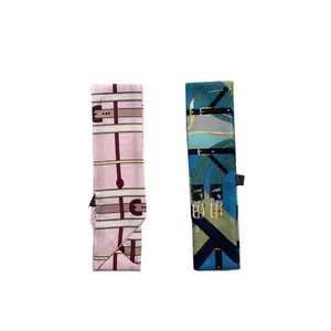 Seidige Twilly-Schals in Rosa und Blaugrün mit Vintage-Gürtel- und Reitsport-Prints