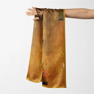 Détail d'une écharpe en soie aux motifs floraux de peinture à l'huile et texture dorée