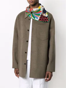 Modelo luciendo un pañuelo cuadrado de seda con estampado geométrico y floral