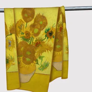 Seidenschal mit Van Gogh Sonnenblumen-Motiv für Damen auf einem Metall-Kleiderbügel