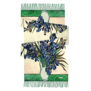 Λεπτομέρεια του σχεδίου Van Gogh Iris σε κασμιρένιο κασκόλ με πράσινα κρόσσια