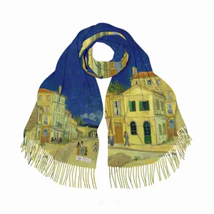 Λεπτομέρεια κασκόλ Van Gogh με σχέδιο κίτρινο σπίτι, μαλακά κρόσσια και ετικέτα κασμίρ