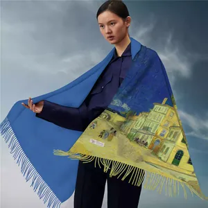 Λεπτομέρεια εκτύπωσης Van Gogh σε μπλε κασμιρένιο κασκόλ με μαλακά κρόσσια