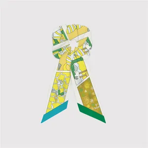 Detalle de coletero de seda con patrones artísticos pintados a mano y diseño en amarillo