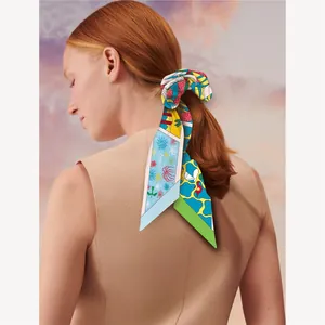 Pañuelo de seda artístico para coleta con estampados azules y amarillos y texto París